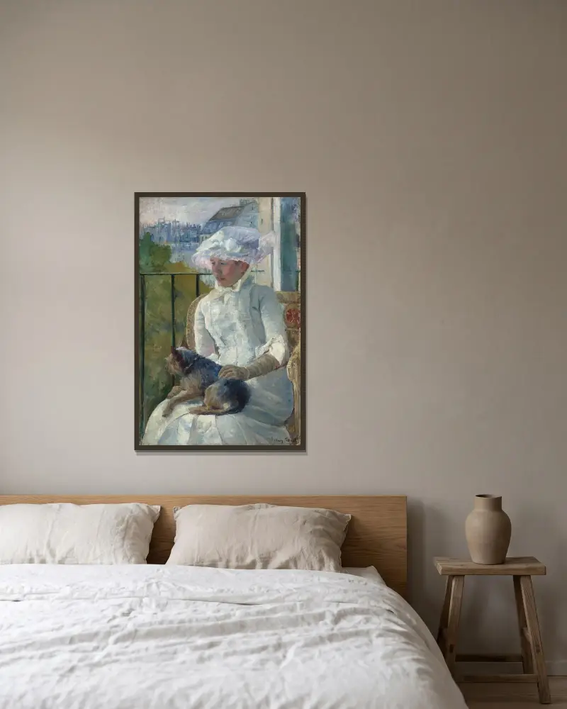 Ung flicka vid ett fönster av Mary Cassatt inramad på en vägg