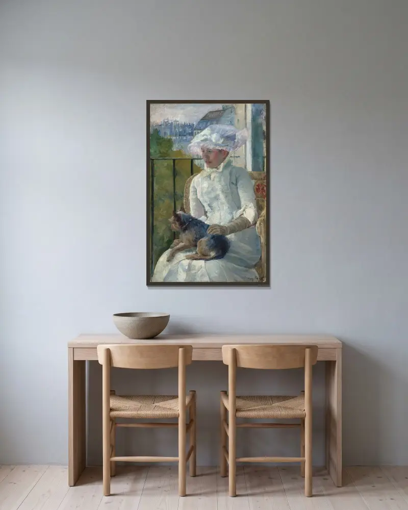 Ung flicka vid ett fönster av Mary Cassatt inramad på en vägg