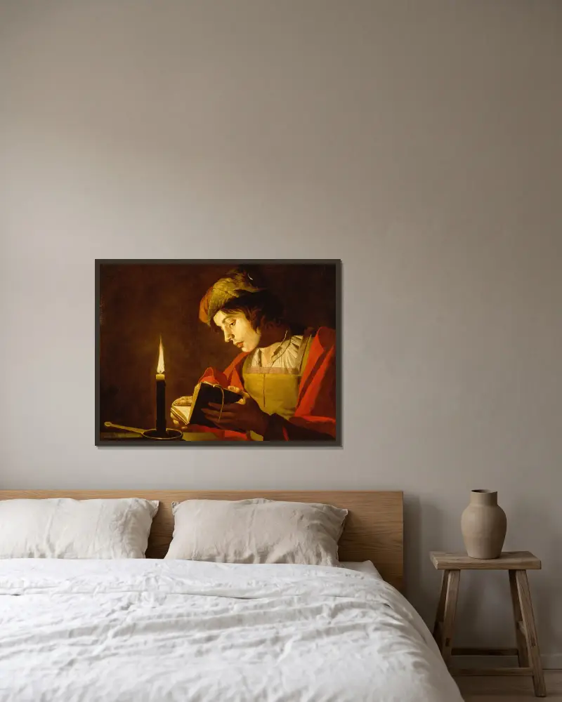 Junger Mann beim Lesen bei Kerzenlicht von Matthias Stom gerahmt an einer Wand
