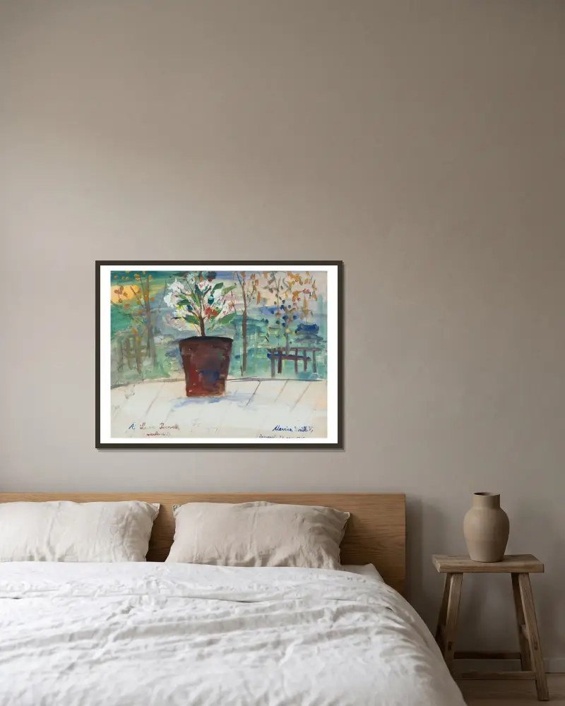 Blomkruka mot landskapsbakgrund av Maurice Utrillo inramad på en vägg