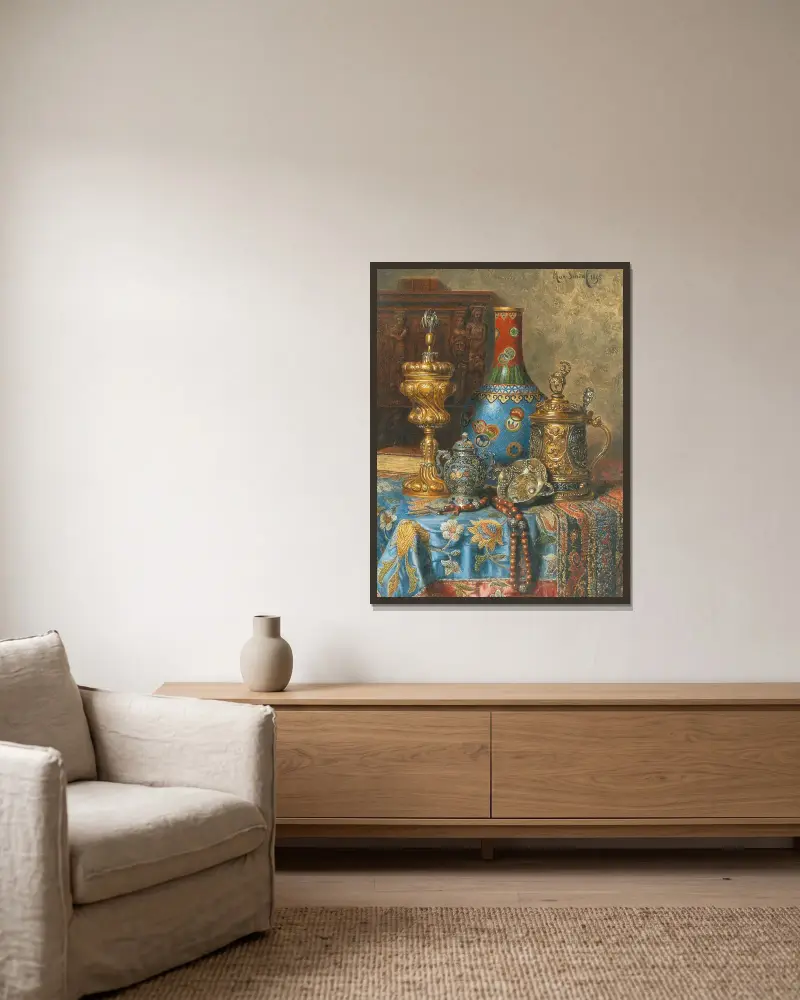 Stillleben mit Antiquitäten und einer chinesischen Cloisonné-Vase von Max Schödl gerahmt an einer Wand