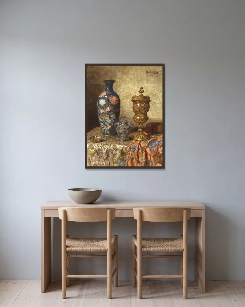Stilleben med cloisonnévas, pokal med lock, lockvas och vinprovare av Max Schödl inramad på en vägg