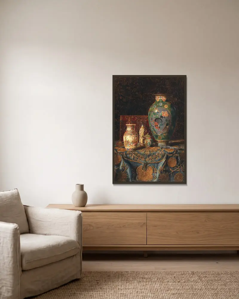 Stilleben med asiatiska prydnadsföremål av Max Schödl inramad på en vägg