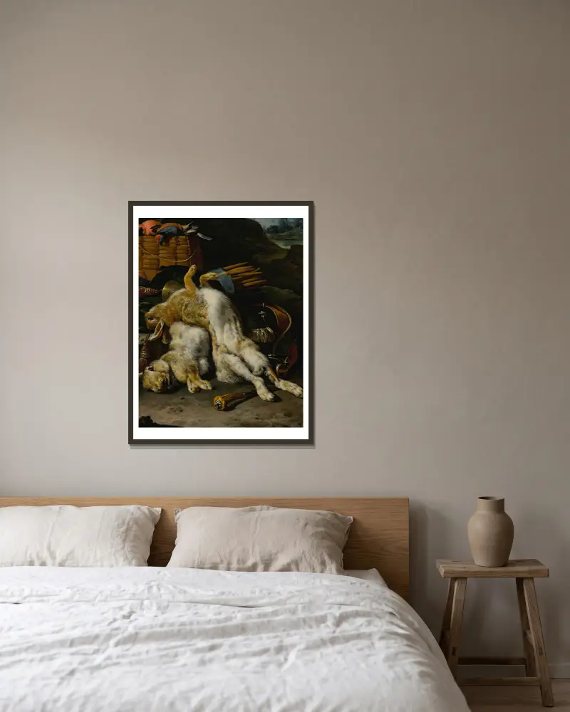 Ein Paar Kaninchen und kleine Vögel mit Jagdgeräten in einer Landschaft von Melchior d'Hondecoeter gerahmt an einer Wand