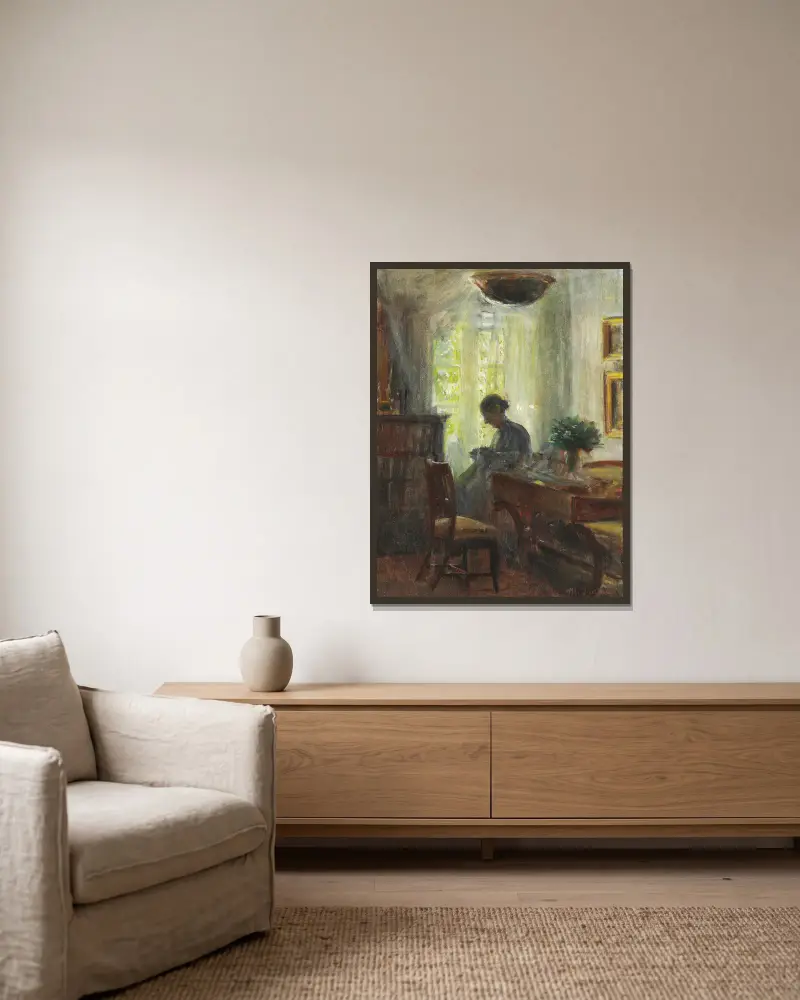 Interiör från konstnärens hem. Fru Anna Ancher vid sömnaden av Michael Ancher inramad på en vägg