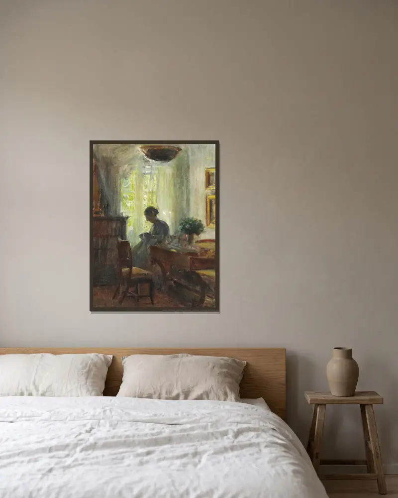 Interiör från konstnärens hem. Fru Anna Ancher vid sömnaden av Michael Ancher inramad på en vägg