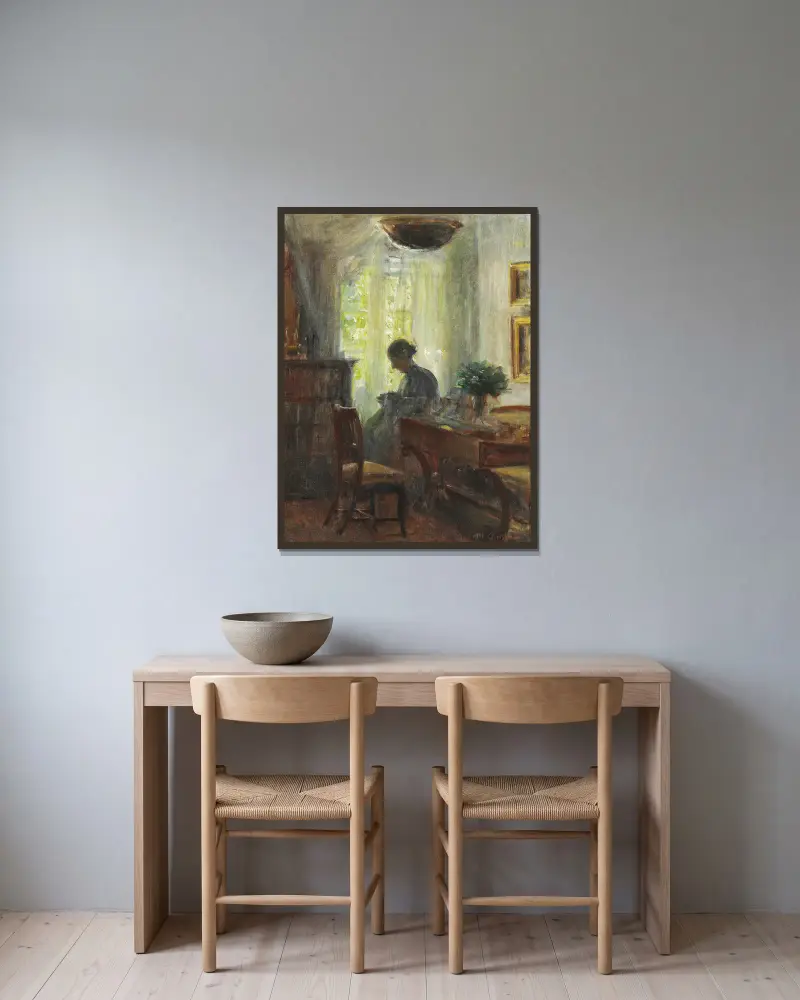 Interiör från konstnärens hem. Fru Anna Ancher vid sömnaden av Michael Ancher inramad på en vägg