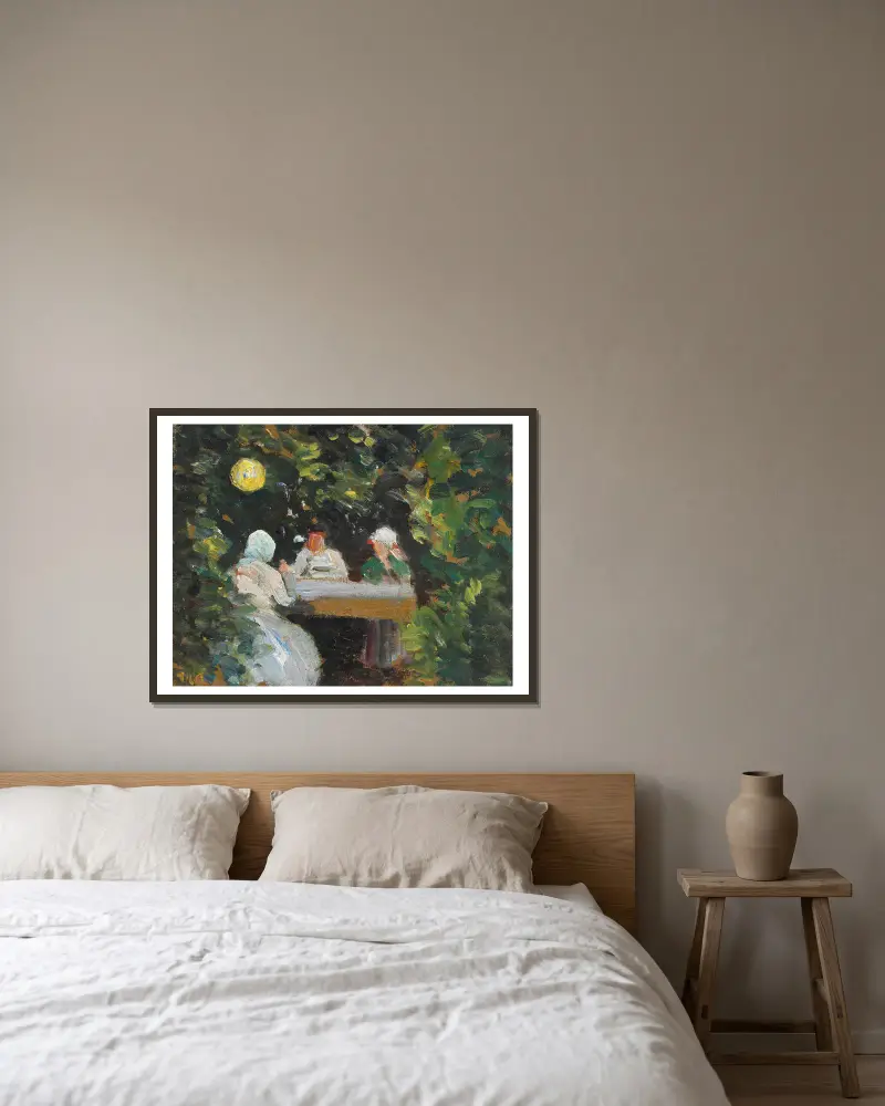 Komsammen i haven en sommeraften under lampen av Michael Ancher inramad på en vägg