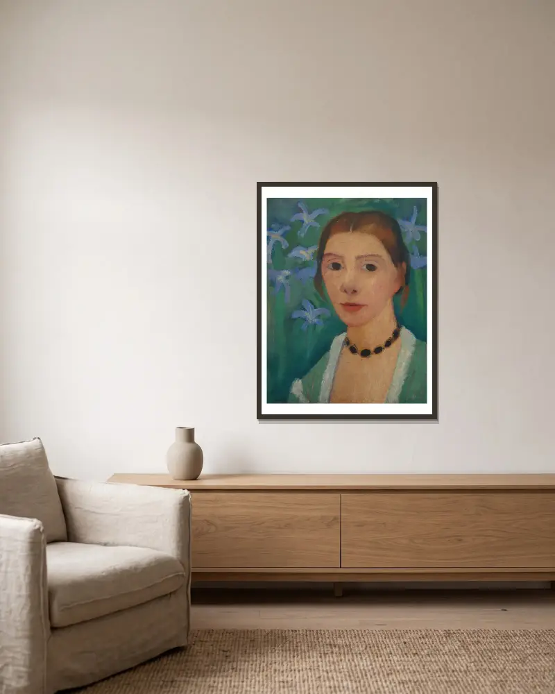 Selbstbildnis vor grünem Hintergrund mit blauer Iris von Paula Modersohn-Becker gerahmt an einer Wand