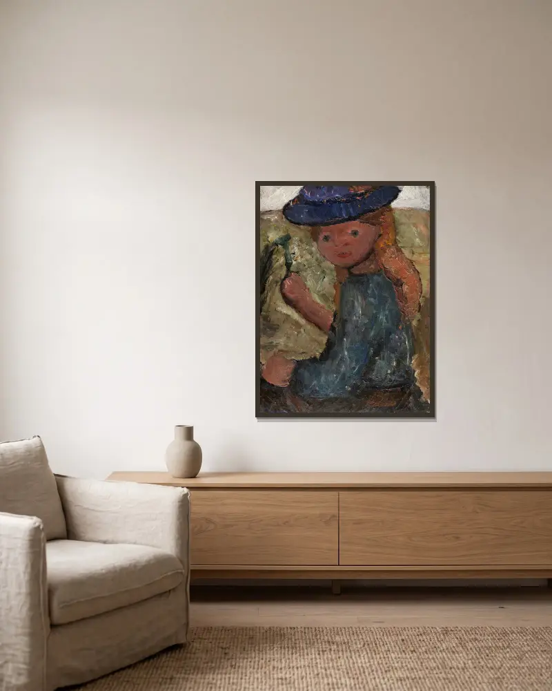 Sittande flicka med blå hatt och blomma i höger hand av Paula Modersohn-Becker inramad på en vägg