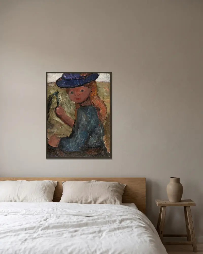 Sittande flicka med blå hatt och blomma i höger hand av Paula Modersohn-Becker inramad på en vägg