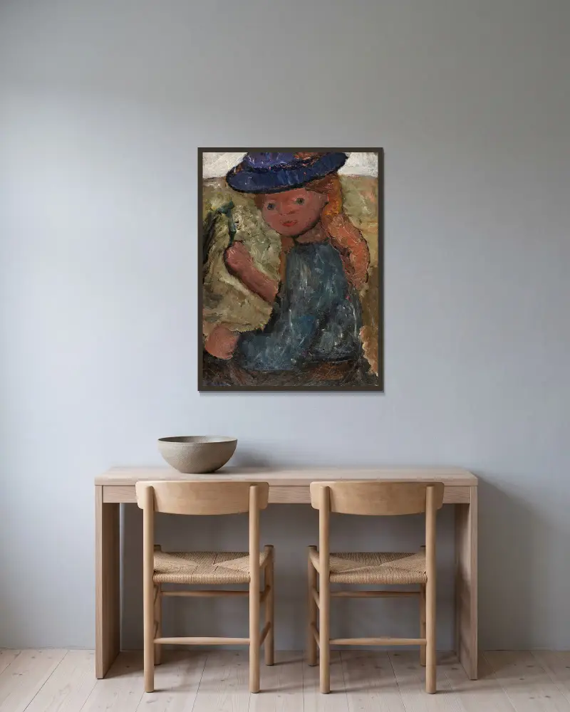 Sittande flicka med blå hatt och blomma i höger hand av Paula Modersohn-Becker inramad på en vägg