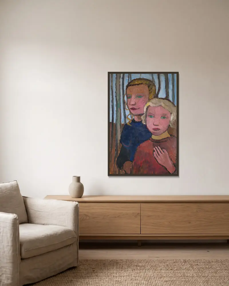Två flickor framför björkar av Paula Modersohn-Becker inramad på en vägg