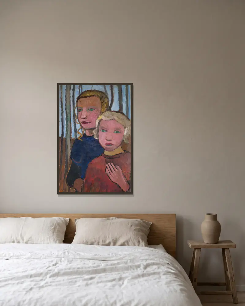 Två flickor framför björkar av Paula Modersohn-Becker inramad på en vägg
