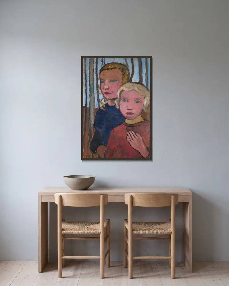 Två flickor framför björkar av Paula Modersohn-Becker inramad på en vägg