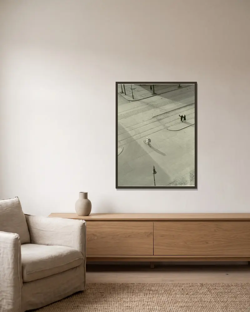 7 A.M. (New Year’s Morning) av László Moholy-Nagy inramad på en vägg