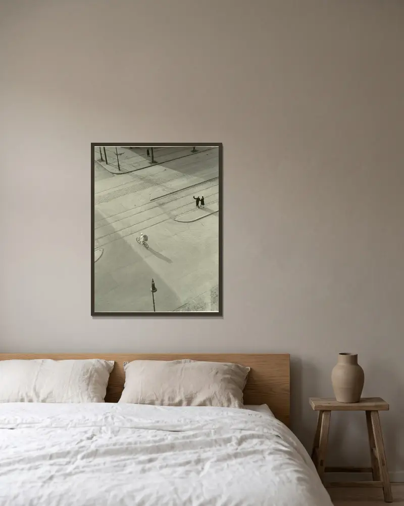 7 A.M. (New Year’s Morning) av László Moholy-Nagy inramad på en vägg
