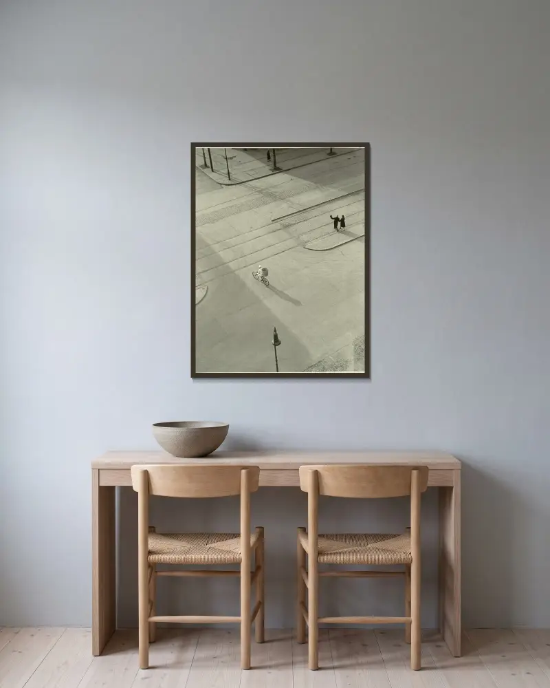 7 A.M. (New Year’s Morning) av László Moholy-Nagy inramad på en vägg