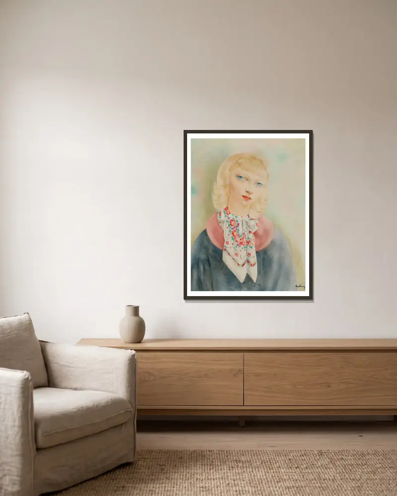 Blond kvinna med scarf av Moïse Kisling inramad på en vägg