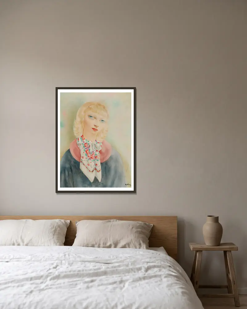 Blond kvinna med scarf av Moïse Kisling inramad på en vägg