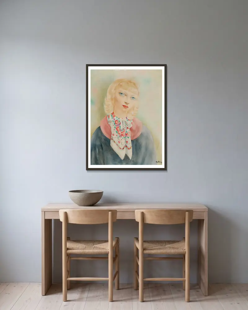 Blond kvinna med scarf av Moïse Kisling inramad på en vägg