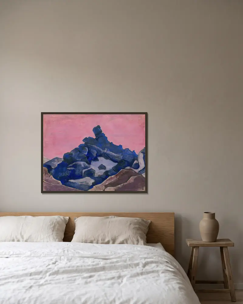 Blaue Klippe von Nicholas Roerich gerahmt an einer Wand