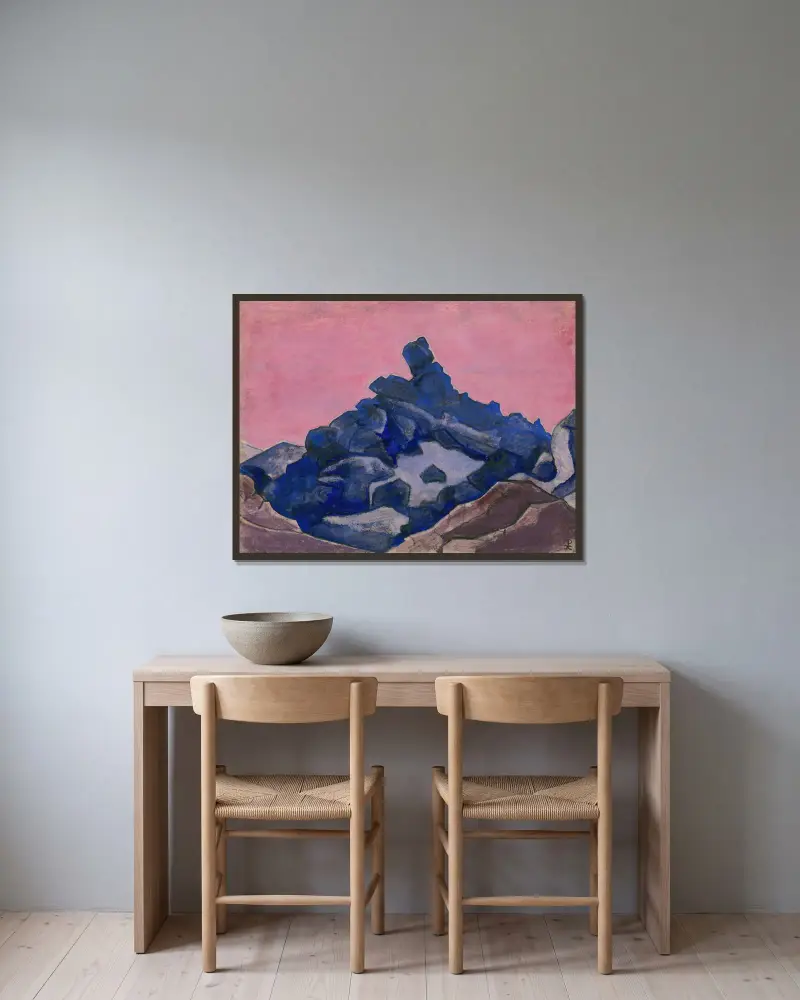 Blaue Klippe von Nicholas Roerich gerahmt an einer Wand