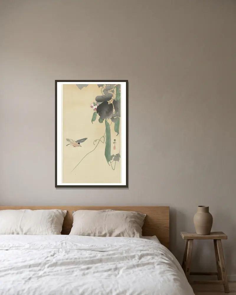 Fågel vid blommande bönplanta av Ohara Koson inramad på en vägg