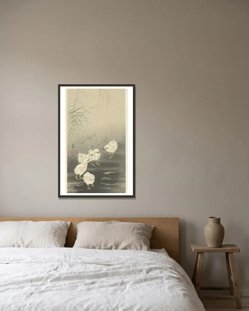 Küken und Wurm von Ohara Koson gerahmt an einer Wand