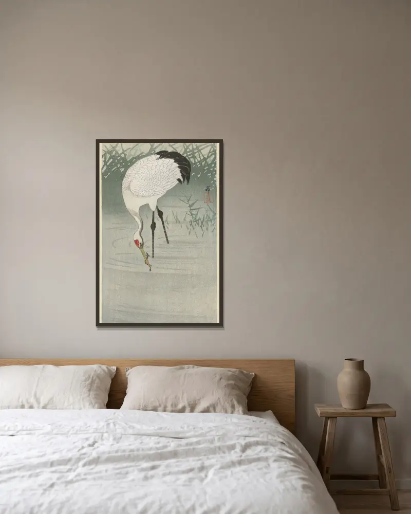 Fischender Kranich im flachen Wasser von Ohara Koson gerahmt an einer Wand