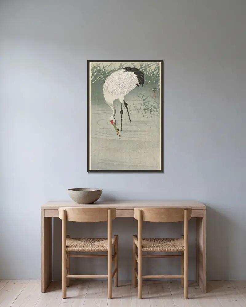 Fischender Kranich im flachen Wasser von Ohara Koson gerahmt an einer Wand