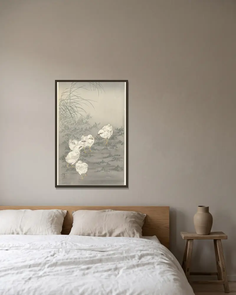 Fünf Küken von Ohara Koson gerahmt an einer Wand
