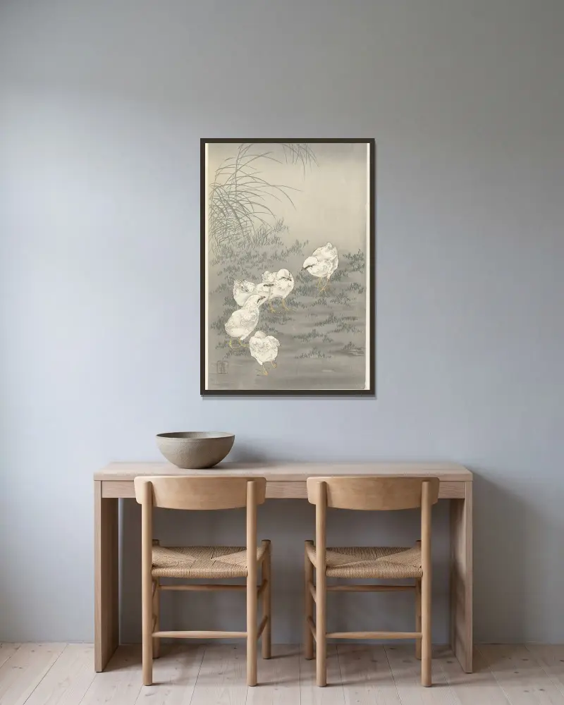 Fünf Küken von Ohara Koson gerahmt an einer Wand