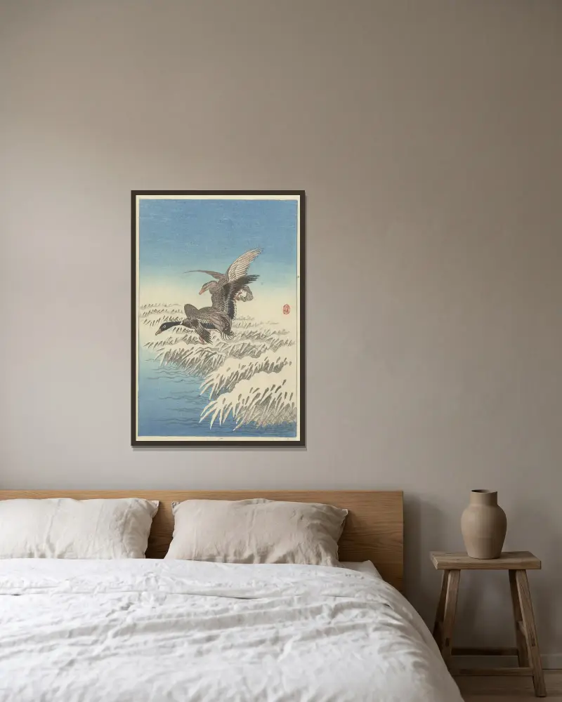Flock av änder som flyger över snötäckt vass av Ohara Koson inramad på en vägg