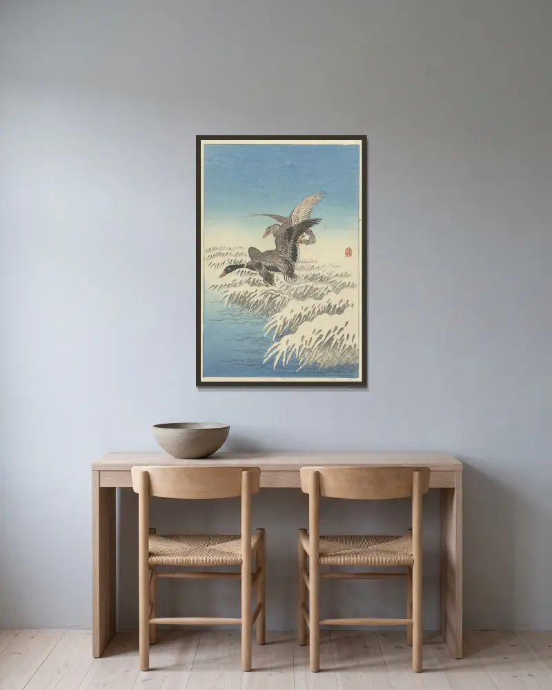 Flock av änder som flyger över snötäckt vass av Ohara Koson inramad på en vägg