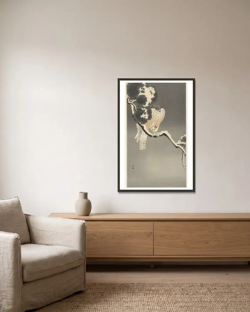 Habicht mit Spatz von Ohara Koson gerahmt an einer Wand