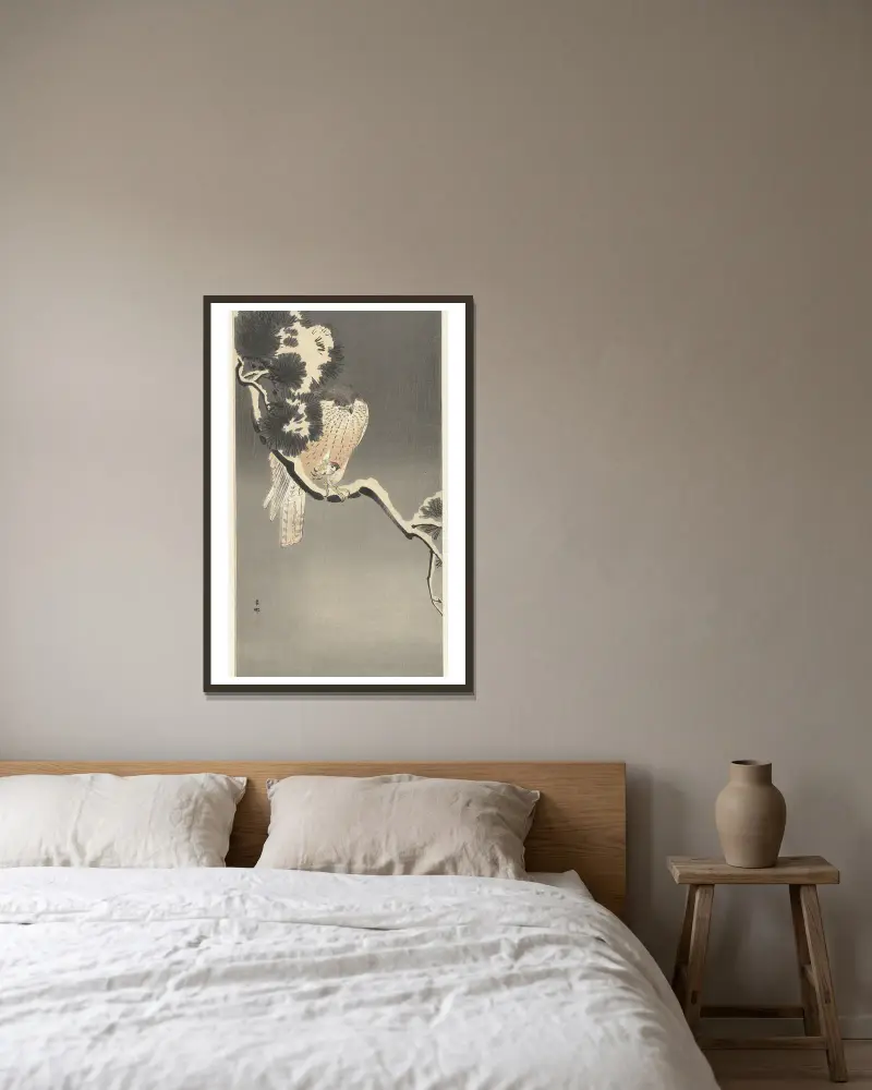 Habicht mit Spatz von Ohara Koson gerahmt an einer Wand