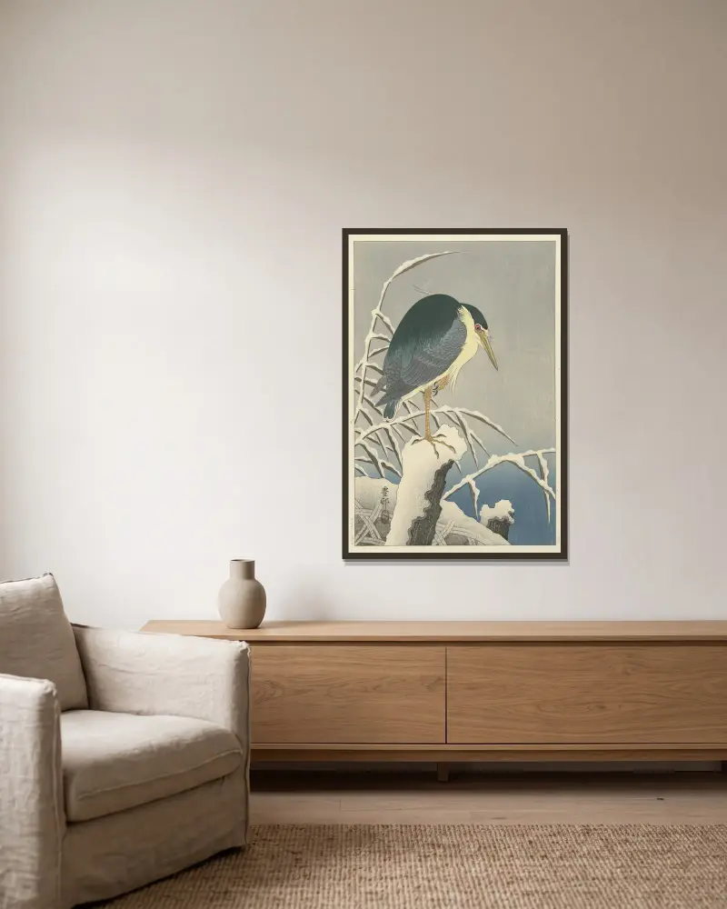 Heron in snow av Ohara Koson inramad på en vägg