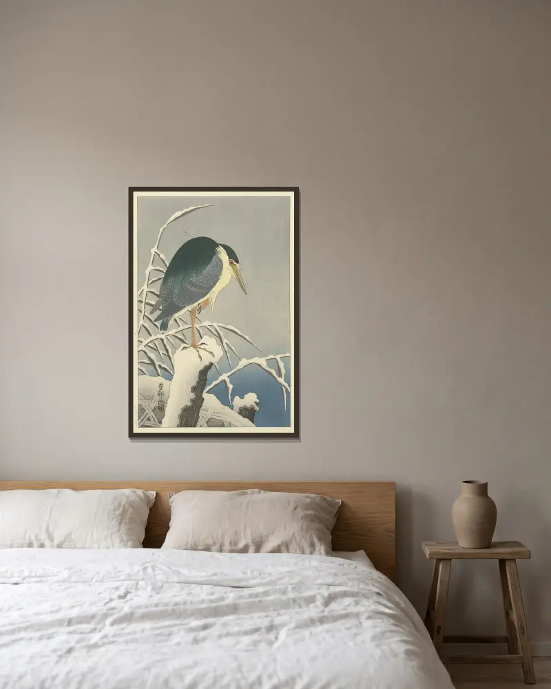 Heron in snow av Ohara Koson inramad på en vägg
