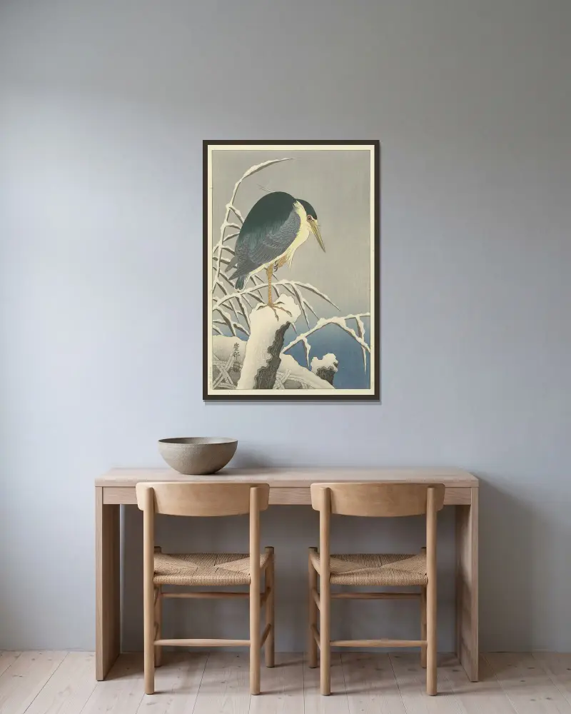 Heron in snow av Ohara Koson inramad på en vägg