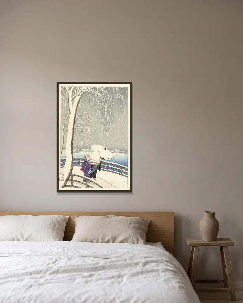 I snön vid Yanagibashi av Ohara Koson inramad på en vägg