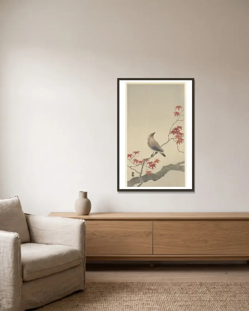 Japanischer Seidenschwanz auf Ahorn von Ohara Koson gerahmt an einer Wand