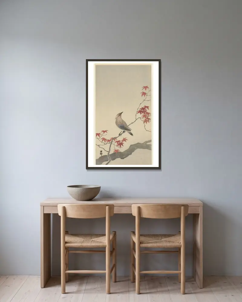 Japanischer Seidenschwanz auf Ahorn von Ohara Koson gerahmt an einer Wand