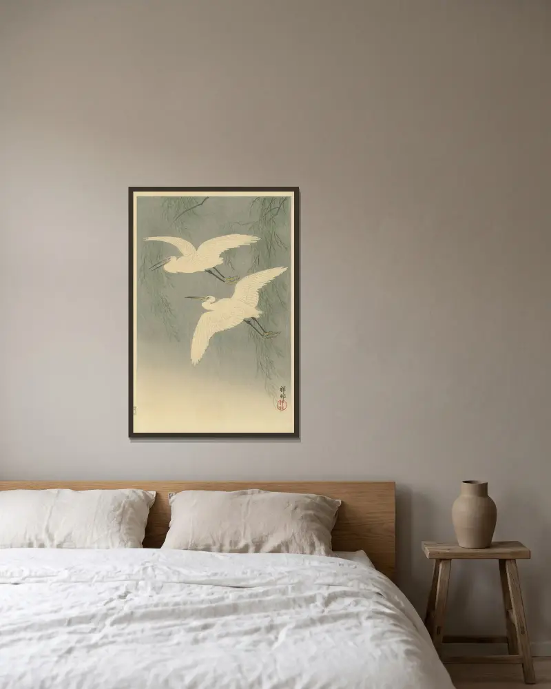 Little Egrets in flight av Ohara Koson inramad på en vägg
