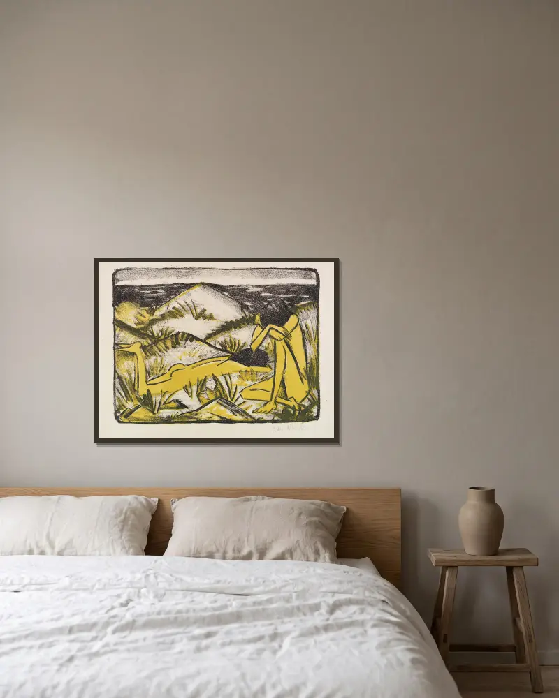Ein in Dünen sitzendes und ein liegendes Mädchen (Zwei Mädchen in den Dünen, Sylt) von Otto Mueller gerahmt an einer Wand
