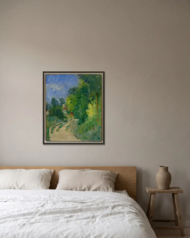 Den slingrande vägen i skogsmarken av Paul Cézanne inramad på en vägg