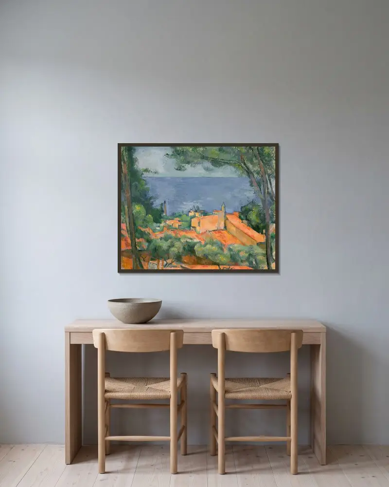 L’Estaque aux toits rouges av Paul Cézanne inramad på en vägg
