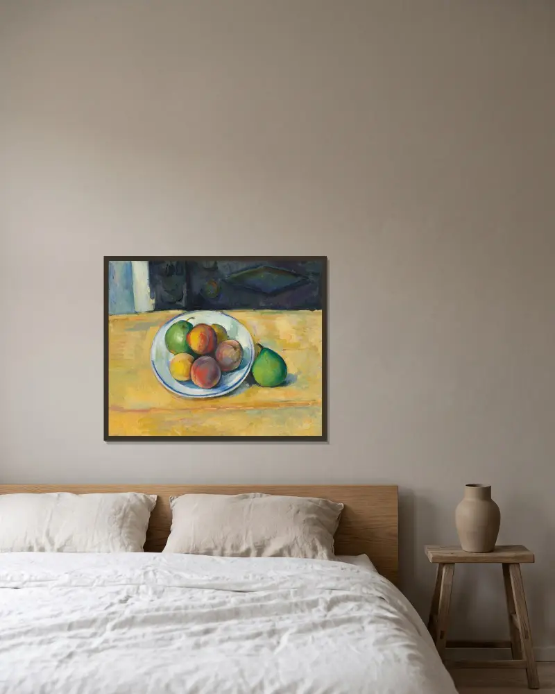 Stilleben med persikor och päron av Paul Cézanne inramad på en vägg