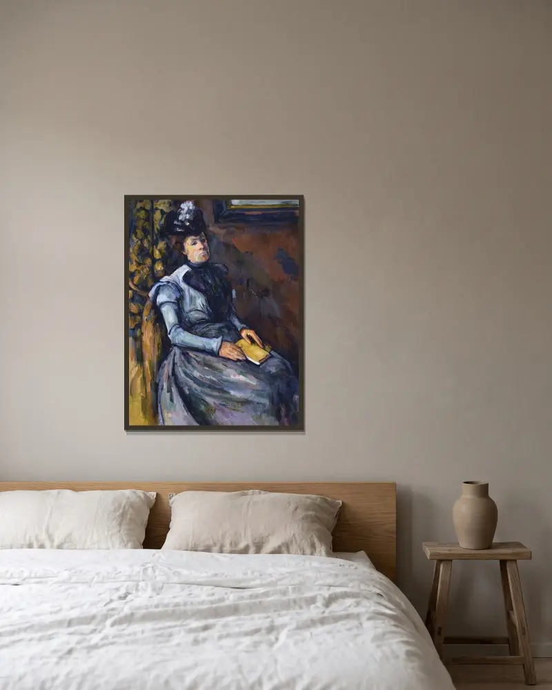 Sittande kvinna i blått av Paul Cézanne inramad på en vägg
