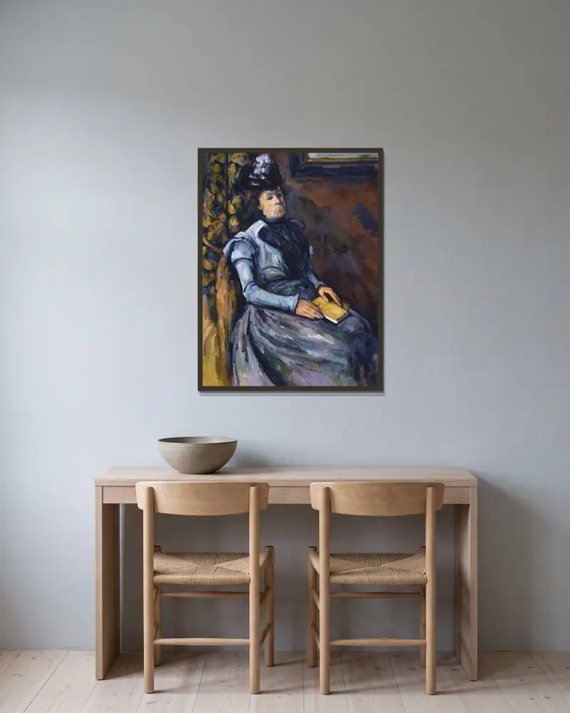 Sittande kvinna i blått av Paul Cézanne inramad på en vägg